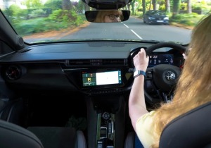 Alfa Romeo Junior Elettrica Veloce – Το «καυτό» ηλεκτρικό μικρό, που φέρνει πίσω το πάθος της οδήγησης!