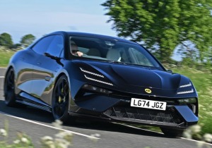 Lotus Emeya R: Το ηλεκτρικό «τέρας» των 905 ίππων απειλεί την Porsche Taycan!