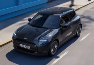 MINI Monochrome: Η νέα κομψή ειδική έκδοση για τα ηλεκτρικά Cooper και Aceman