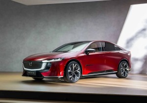 Mazda 6e: Πάτησε Ευρώπη το νέο ηλεκτρικό sedan, με αυτονομία 550 χλμ – Δείτε πόσο κάνει