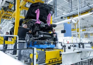 Mercedes-Benz: Άρχισε η παραγωγή της ηλεκτρικής C-Class