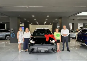 Ο Όμιλος Σφακιανάκη παρέδωσε το ηλεκτρικό BYD DOLPHIN SURF στη μεγάλη νικήτρια της Λαχειοφόρου Αγοράς της ΕΛΕΠΑΠ