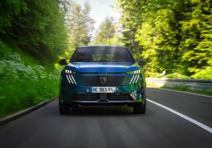 Peugeot E-3008 Dual Motor: 325 PS, διπλός κινητήρας και 490 χλμ αυτονομία