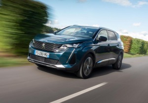 Οδηγώντας το Peugeot 5008 Hybrid GT