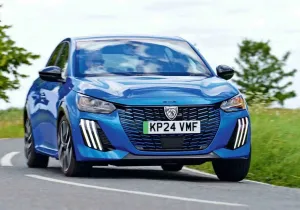 Peugeot E-208: Πόσο καλά αντέχει απέναντι στα νεότερα ηλεκτρικά;