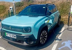 Renault 4 E-Tech: Πώς τα καταφέρνει στην καθημερινή χρήση;