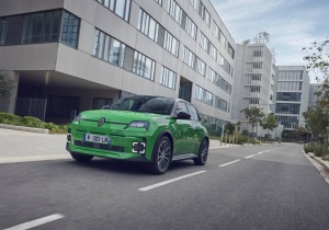 Το Renault 5 E-Tech electric φιναλίστ για τον τίτλο «Car of the Year 2025»