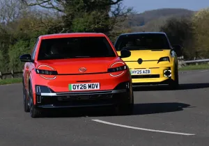 Nissan Micra vs Renault 5 – Ποιο ηλεκτρικό supermini κλέβει την παράσταση;