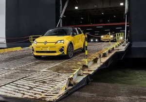 Τα πρώτα Renault 5 E-Tech αποβιβάστηκαν στη Βρετανία
