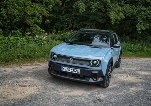Οδηγώντας το Renault R4: Το θρυλικό όνομα επιστρέφει με ηλεκτρική δύναμη και SUV εμφάνιση!