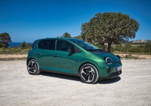 Renault Twingo E-Tech: French Kiss… στην Ίμπιζα