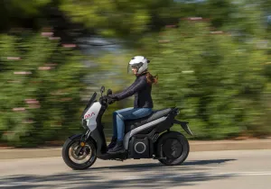 Αποκτήστε το αμιγώς ηλεκτρικό scooter της SEAT με μόλις €2.799