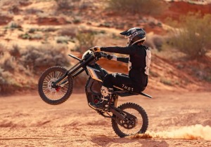 Segway Xaber 300: Η ηλεκτρική μοτοσικλέτα παντός εδάφους που ξεπερνά τα 100 χλμ./ώρα