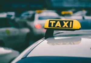 Ηλεκτροκίνηση στα ταξί: Τι αλλάζει, τι προβληματίζει και γιατί αποτελεί κομβική μετάβαση για τις μεταφορές στην Ελλάδα