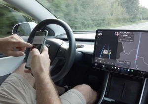 Νέα έρευνα για την Tesla: Το FSD ξανά στο μικροσκόπιο των αμερικανικών αρχών!