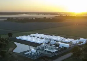 Η Tesla ανακοινώνει το τρίτο της Megafactory