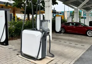 Tesla: Δωρεάν ηλεκτρική σκούπα στους σταθμούς φόρτισης