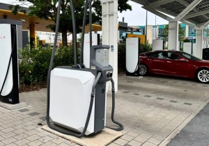 Tesla: Δωρεάν ηλεκτρική σκούπα στους σταθμούς φόρτισης