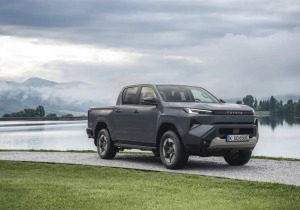 Το Toyota Hilux μπήκε στη πρίζα