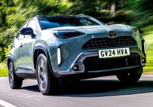 Toyota Yaris Cross: Το «αυτοφορτιζόμενο» υβριδικό που σε κερδίζει με τη μία
