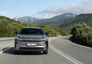 Νέο Toyota bZ4X 2025 – Το ηλεκτρικό SUV που αλλάζει επίπεδο σε αυτονομία, ισχύ και τεχνολογία!