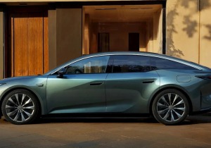 Το νέο Toyota bZ7 «ανάβει τα φώτα» στο Tesla Model S!