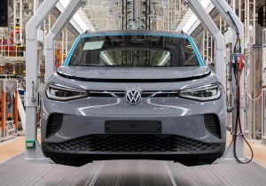 Η VW εξετάζει το ενδεχόμενο να κλείσει έως και τρία εργοστάσια στη Γερμανία