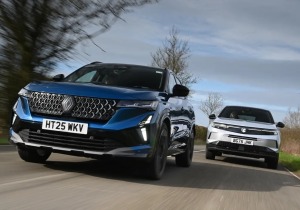 Renault Austral vs Opel Grandland: Ποιο υβριδικό SUV προσφέρει περισσότερα;