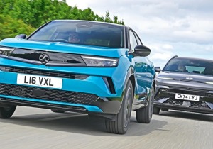 Opel Mokka Hybrid vs Hyundai Kona Hybrid: Ποιο είναι το καλύτερο οικογενειακό SUV;