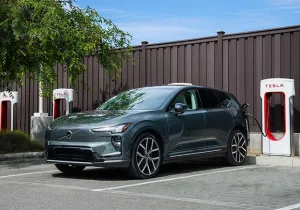 Η Volvo καταργεί εφαρμογές και κάρτες – Φορτίζεις και φεύγεις!