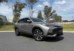 MG HS Hybrid+ 2026: Το SUV που καίει σαν μοτοποδήλατο και οδηγεί σαν Premium!