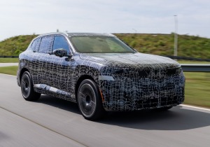 BMW iX5: Έρχεται με μπαταρία-«μαμούθ» 141 kWh και ρίχνει το γάντι στον ανταγωνισμό