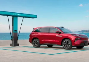 Η BYD παρουσιάζει το νέο SUV Atto 8 με φόρτιση εννέα λεπτών