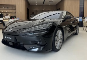 Το sedan Denza Z9 από την BYD έφτασε στους αντιπροσώπους