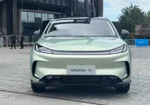 Arcfox T1: Το νέο ηλεκτρικό hatchback που απειλεί BYD και Geely με τιμή €7.400 στη Κίνα