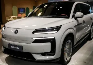 Το νέο BYD Denza N9 φορτίζει αστραπιαία και υπόσχεται 420 km μόνο με ρεύμα