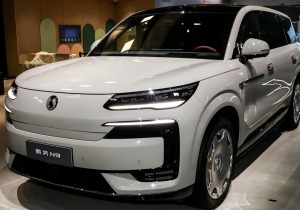 Το νέο BYD Denza N9 φορτίζει αστραπιαία και υπόσχεται 420 km μόνο με ρεύμα
