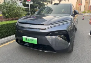 Το νέο BYD Tang L ήρθε για να «καταπιεί» τον ανταγωνισμό – Δες γιατί κάνει πάταγο!