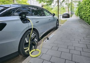 Το πεζοδρόμιο γίνεται… φορτιστής! Η λύση που μπορεί να αλλάξει για πάντα τη φόρτιση των EV στις πόλεις