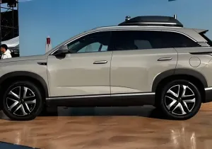 Αυτό είναι το νέο plug-in υβριδικό SUV με το «έξυπνο drone» και τιμή από €26.500
