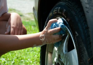 Eρευνα: 1 στους 5 Βρετανούς φοβάται ότι θα πάθει ηλεκτροπληξία πλένοντας ηλεκτρικό αυτοκίνητο