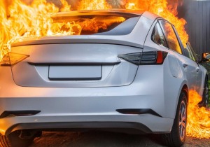 Μύθοι και αλήθειες για τις πυρκαγιές στα EVs