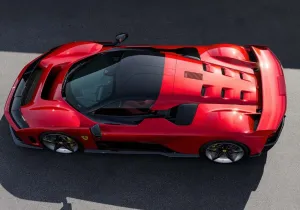 Η Ferrari επαναπροσδιορίζει τα EV’s με ψεύτικες ταχύτητες και ήχο κινητήρα
