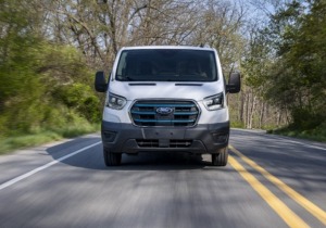 Το Ford E-Transit του 2025 διαθέτει παραπλήσια τιμή με την έκδοση βενζίνης