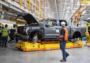 Η Ford αναστέλλει την παραγωγή του ηλεκτρικού φορτηγού F-150 Lightning