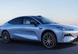 Geely: Αυτό είναι το νέο ηλεκτρικό σεντάν των €20.117, που φορτίζει 1 χλμ κάθε δευτερόλεπτο