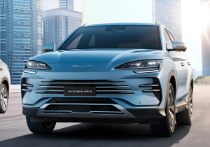 Η BYD «εισβάλλει» στην Ιαπωνία με το Sealion 6, απειλώντας Toyota και Mitsubishi