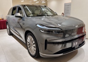 Onvo L90: Το οικογενειακό ηλεκτρικό που φορτίζει αστραπιαία και χωράει τους πάντες