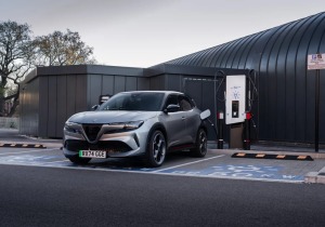 Alfa Romeo Junior EV: Έκπτωση και δωρεάν φορτιστής με νέες προσφορές
