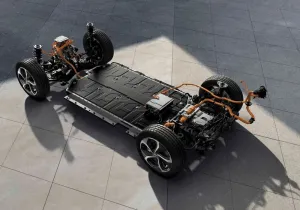 Συναγερμός στη Hyundai: Φτιάχνει δικές της μπαταρίες για να προλάβει τη BYD που φορτίζει… σε 5 λεπτά!